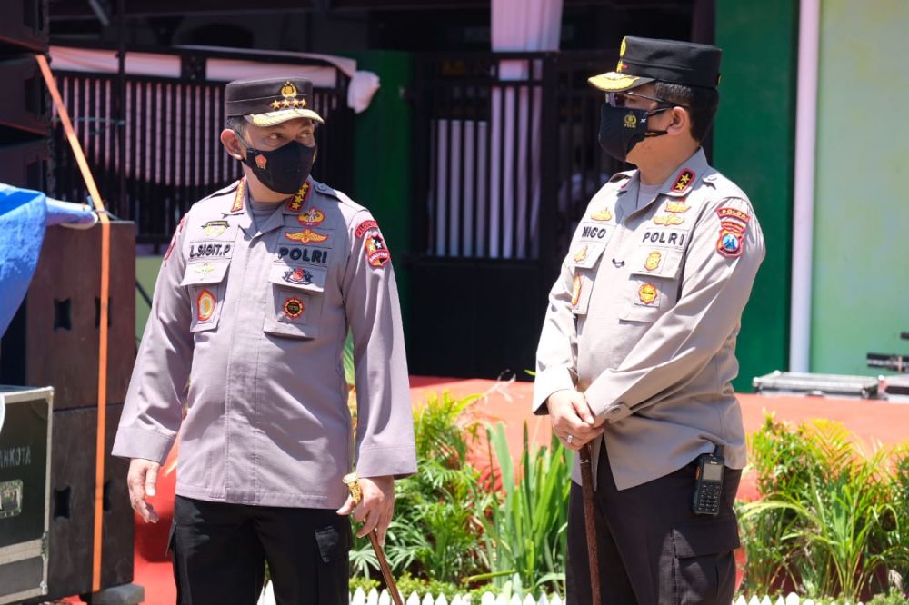 Kapolda Jatim Irjen Pol Dr Nico Afinta saat dampingi Kapolri Jenderal Polisi Listyo Sigit Prabowo cek Vaksin