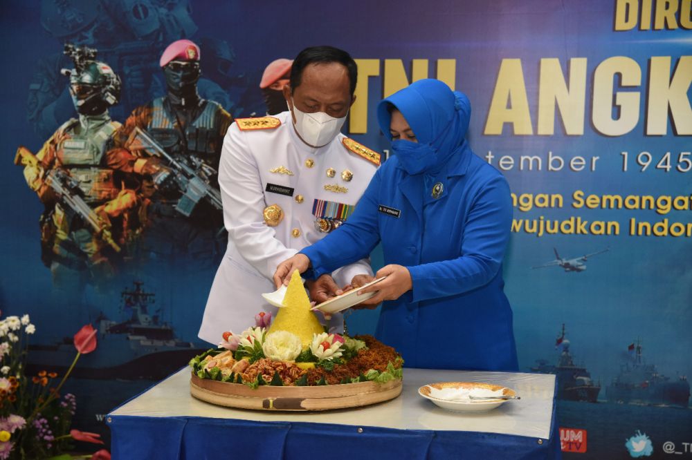 Dankodiklatal Laksamana Madya TNI Nurhidayat didampingi ketua gabungan Jalasenastri Kodiklatal Ny. Titi Nurhidayat saat memotong tumpeng