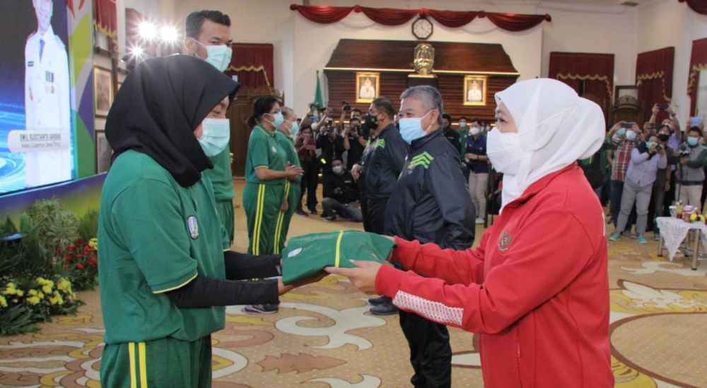 Khofifah Lepas Atlet Kontingen Jatim PON XX Papua, Misi Persaudaraan