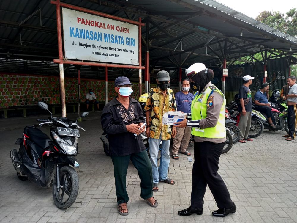 Satlantas Polres Gresik bagi masker demi menjaga Protokol Kesehatan