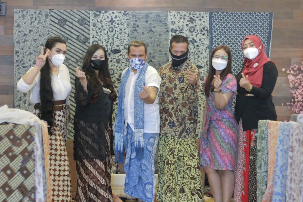 Pengrajin Batik dan Designer Embran Nawawi