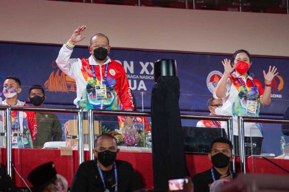 Ketua DPD RI bersama ketua DPR RI saat menghadiri upacara pembukaan PON XX Papua