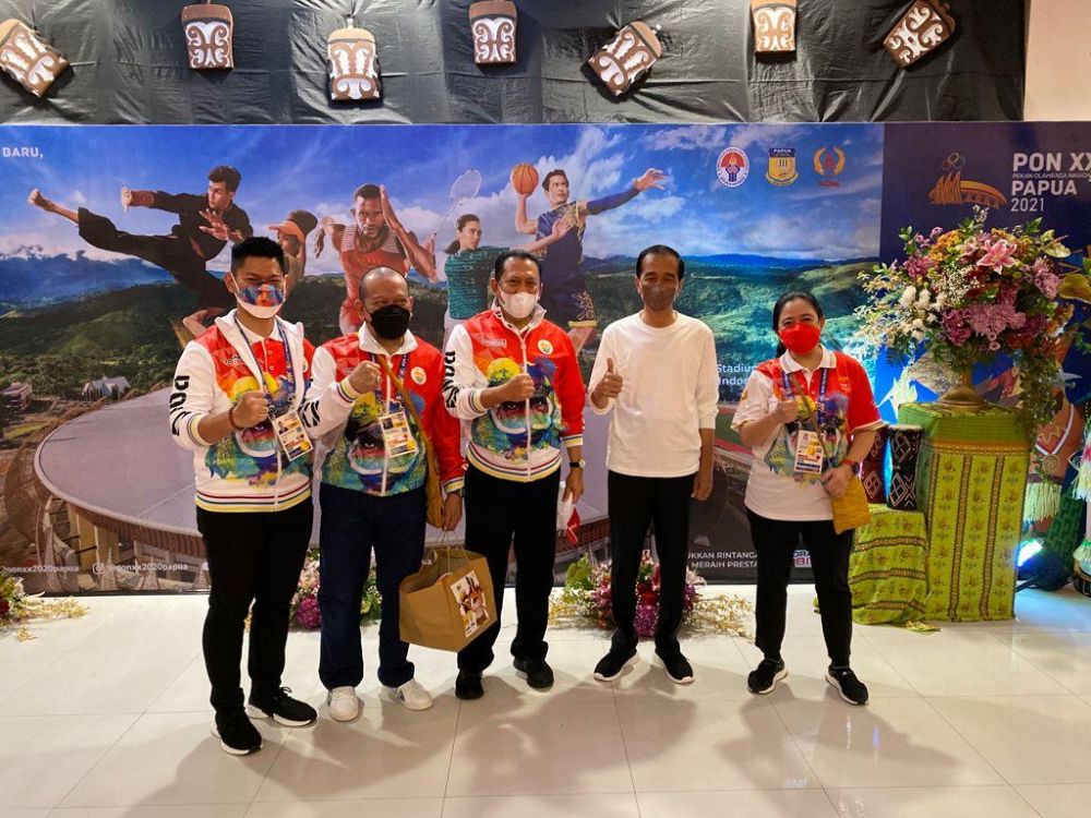 Ketua umum KOI, ketua DPD RI, ketua MPR RI, Presiden Jokowi dan ketua DPR RI sesaat sebelum meninggalkan lokasi pembukaan PON Papua di stadion Lukas Enambe