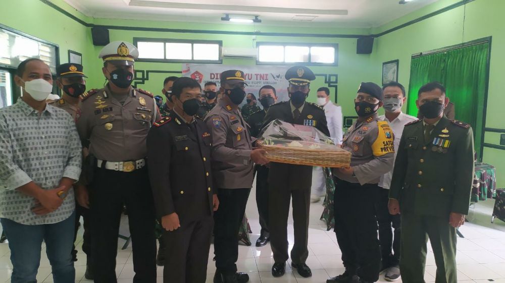 Jajaran Kepolisian memberikan kejutan kue ulang tahun dan tumpeng kepada Dandim 0830/SU