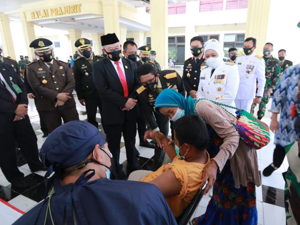 Peringati HUT TNI ke-76 juga gelar vaksinasi di Makodam V Brawijaya Surabaya