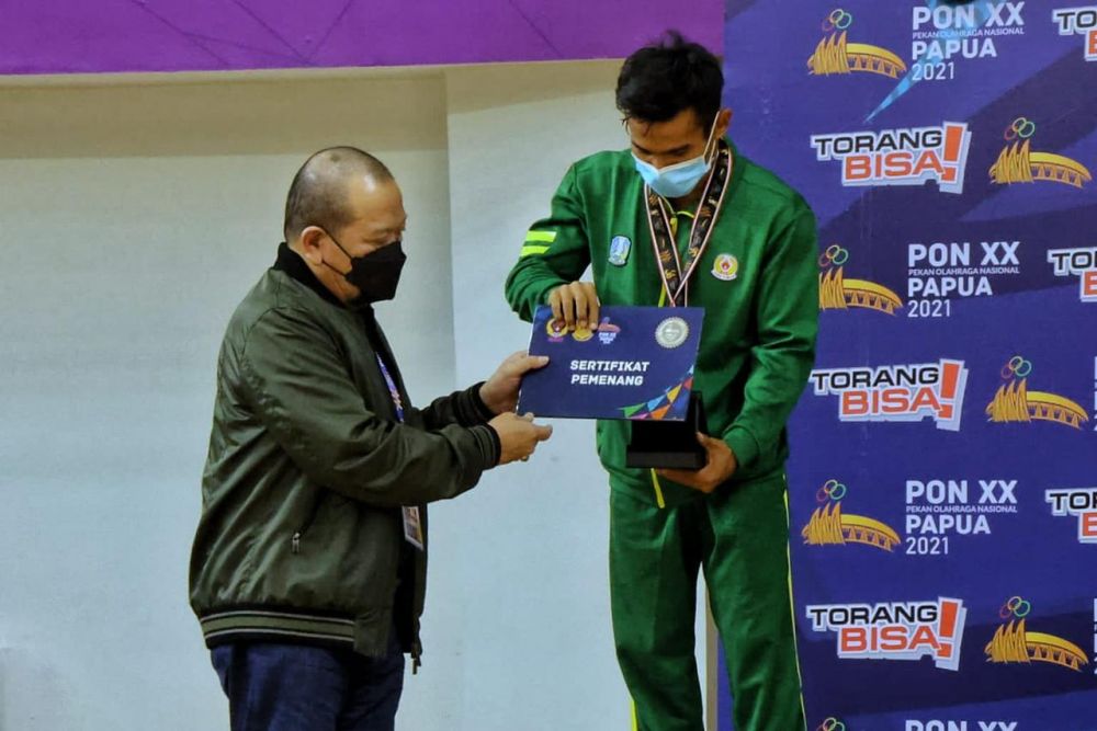 Ketua DPD RI AA LaNyalla Mahmud Mattalitti saat memberikan bonus untuk atlet PON XX Papua