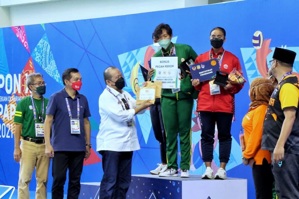Ketua DPD RI saat menyerahkan bonus dan medali kepada atlet Jatim yang meraih emas dan memecahkan rekor di PON XX Papua