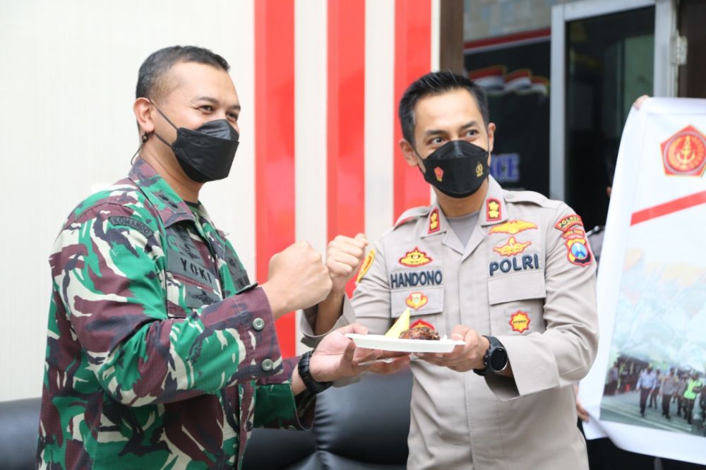 Kapolres Tulungagung AKBP Handono Subiakto saat memberikan kejutan kue ulang tahun ke Dandim 0807 Letkol Inf Yoki Malinton Kurniafari