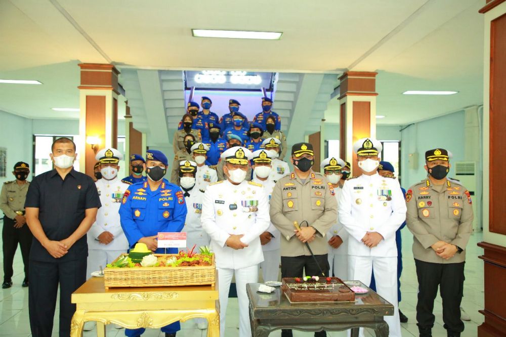 Kepolisian memberikan kejutan di HUT TNI ke-76 dengan membawa kue ulang tahun dan tumpeng