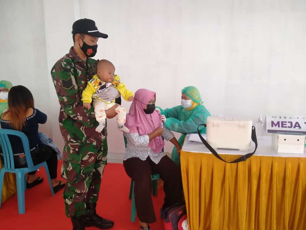 Bukti Babinsa Bantu Kesulitan Warga dalam Pelaksanaan Vaksin