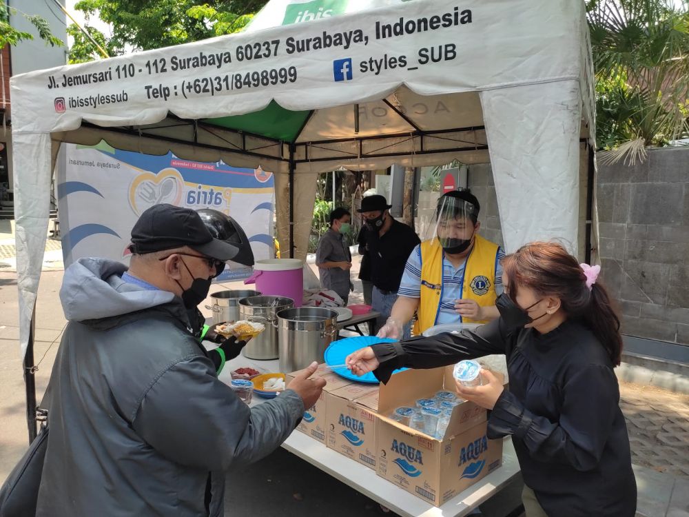 Lion Club Surabaya Patria saat berbagi makanan di depan Ibis style Jemursari Surabaya