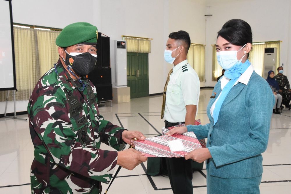 Danrem 084/BJ Tutup Latihan Dasar Disiplin Pramugari dan Staf Airline