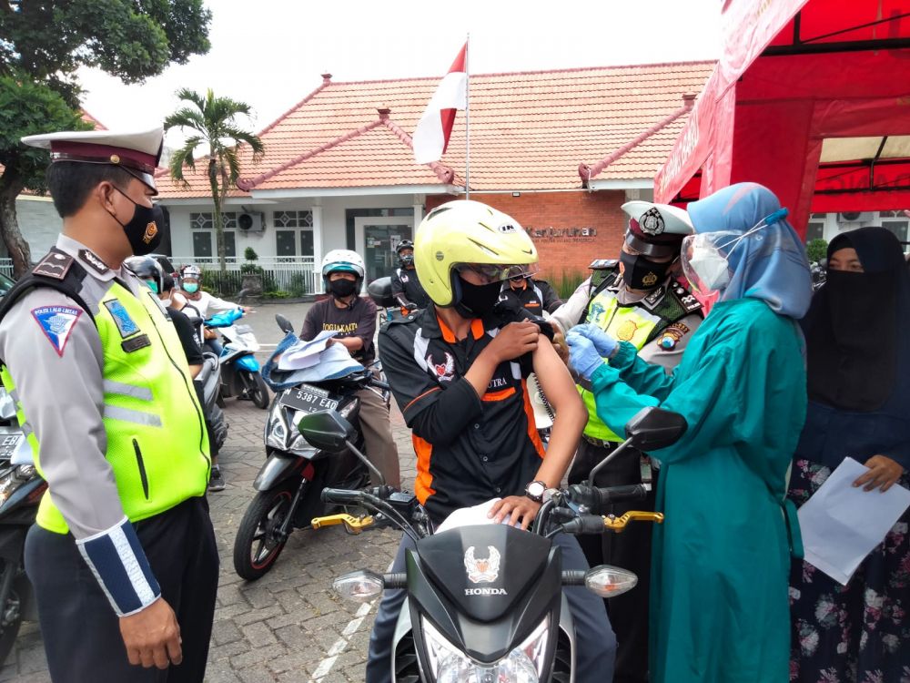 Polres Malang dan Nakes saat Vaksin Drive thru