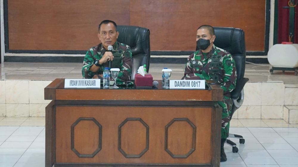 Irdam XVlll/Kasuari Brigjen TNI Steverly  Cristmas di dampingi Dandim 0817/Gresik Letkol Inf Taufik Ismail