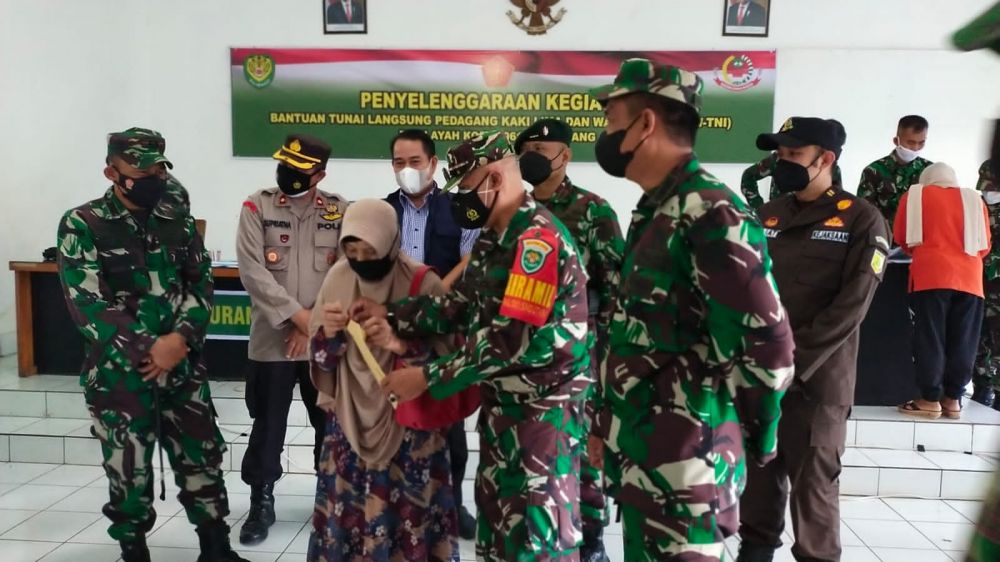 Secara simbolis Makodim 0610 Sumedang memberikan paket bantuan
