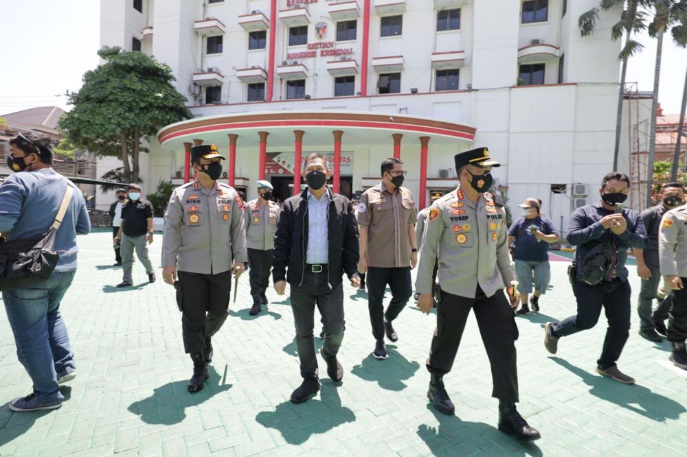 Komisi lll Adies Kadir, Kapolda Jatim Irjen Pol Dr Nico Afinta saat cek vaksin di Polrestabes Surabaya didampingi Kapolrestabes Surabaya Kombes Pol A. Yusep Gunawan