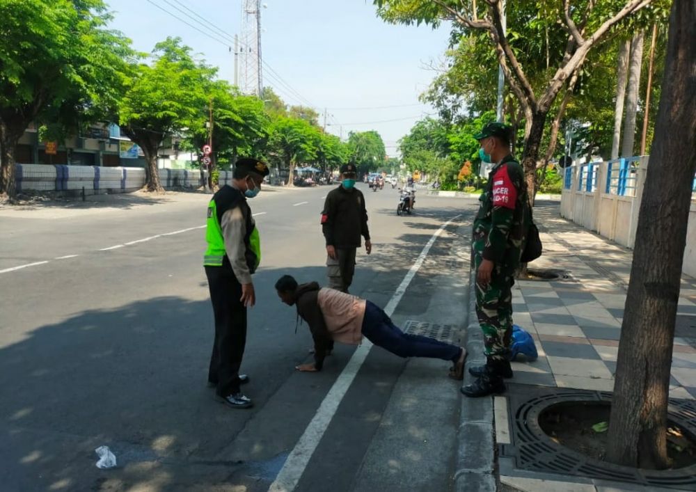 Babinsa Koramil 0830/03 Pabean Cantikan, Satpol-PP dan Polsek Pabean Cantikan saat menindak pejalan kaki yang melanggar Prokes