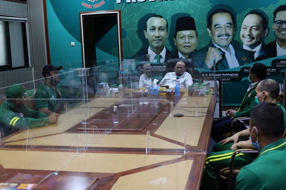 Ketua DPD RI AA LaNyalla Mahmud Mattalitti bersama kontingen PON Papua dari Jatim