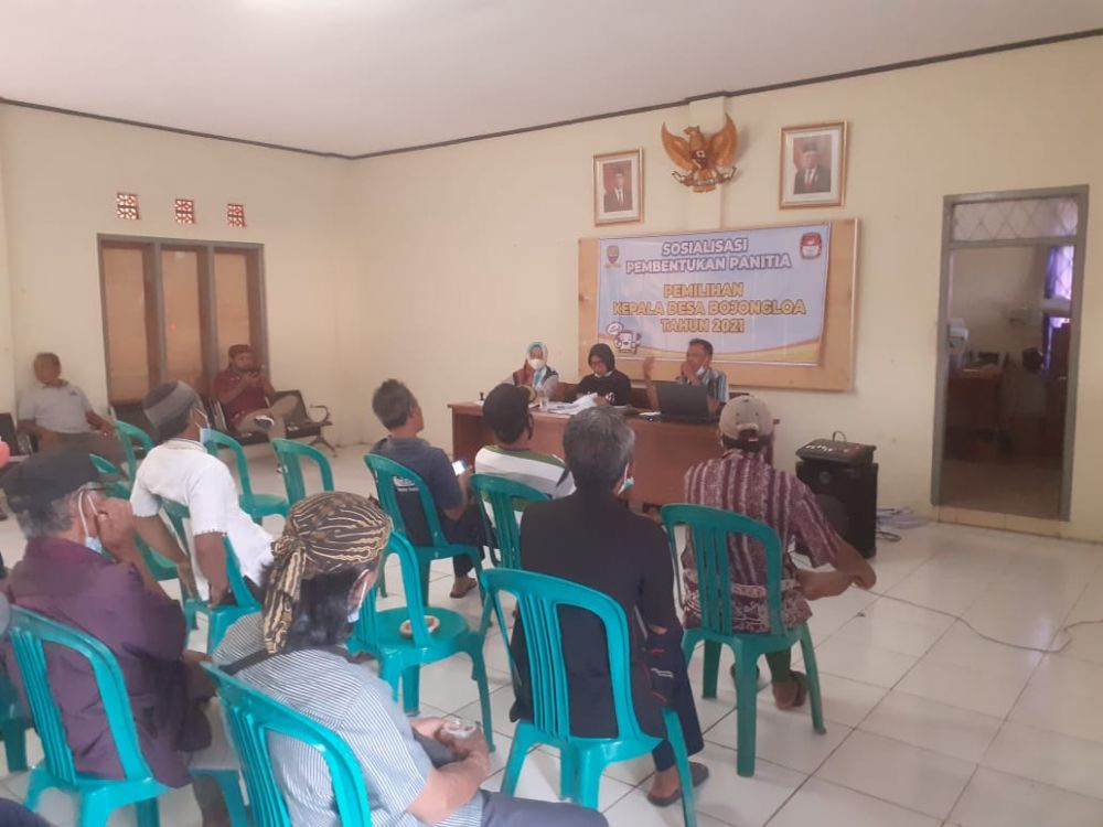 Foto ketua BPD Bojongloa saat memberikan arahan bersama ketua dan anggota panitia pilkades kepada beberapa undangan RT dan RW yang menghadiri sosialisasi pembentukan KPPS