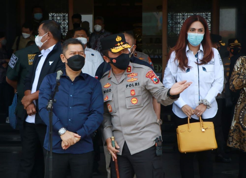 Kapolda Jatim Irjen Pol Dr Nico Afinta saat melepas mobil Vaksin