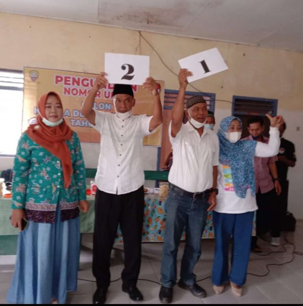 Foto bersama kedua kandidat calon kepala Desa Ranggasari, dengan memperlihatkan nomor urut masing-masing