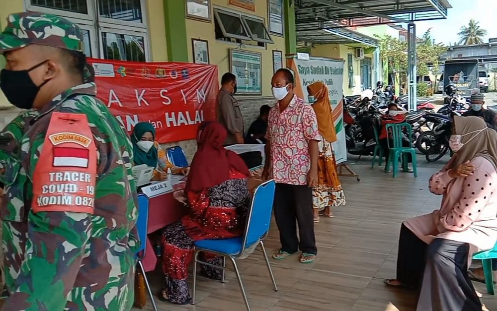 Babinsa Koramil Tlanakan dan Bhabinkamtibmas terus pantau vaksinasi untuk warga binaannya