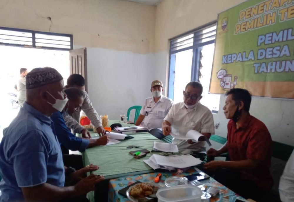 Foto saat penanda tanganan berkas berita acara Daftar Pemilih Tetap oleh kedua calon Kades Ranggasari, yang di saksikan oleh Camat Surian, ketua BPD, ketua panitia, Kasi Tapem Surian