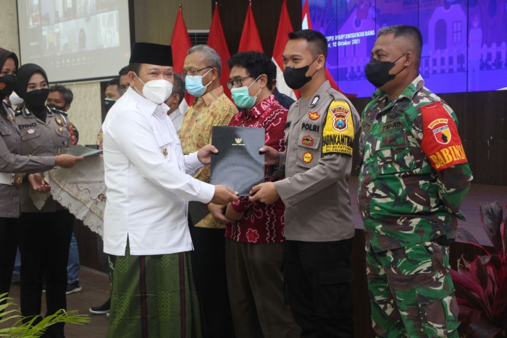 Polres Jember - URC Gojek Bagi Masker, Vitamin dan Semprot Disinfektan