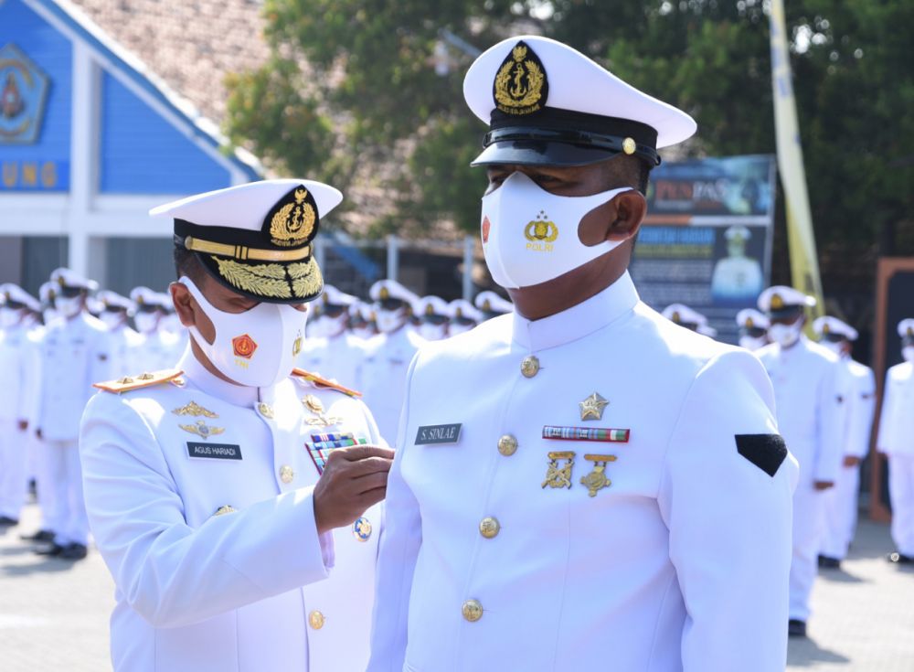 Wadan Kodiklatal Laksda TNI Agus Hariadi saat menyematkan pangkat