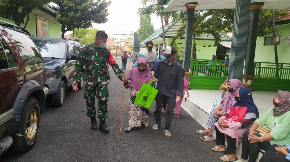 Babinsa yang selalu siaga membantu warga saat dibutuhkan terlebih pada lansia