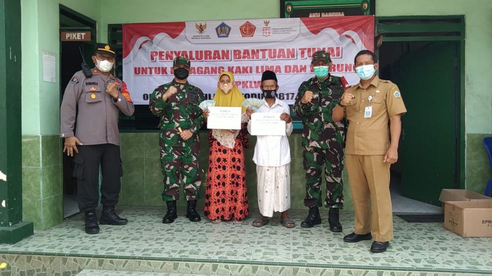 Kodim Gresik salurkan BTPKLW ke pedagang terdampak pandemi Covid-19