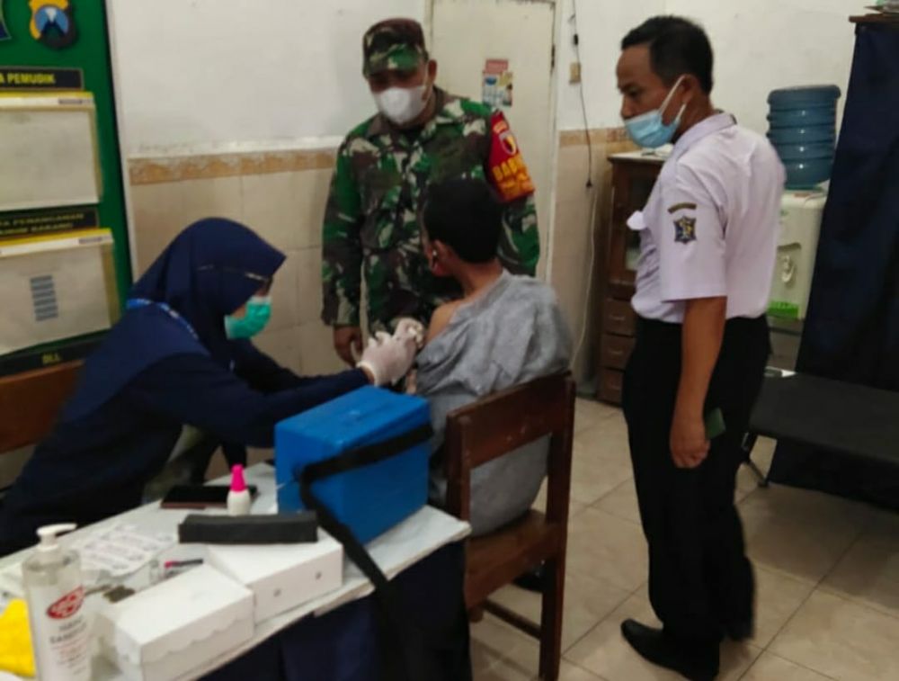 Babinsa Kelurahan Perak Timur Dampingi Vaksin Warga Binaan