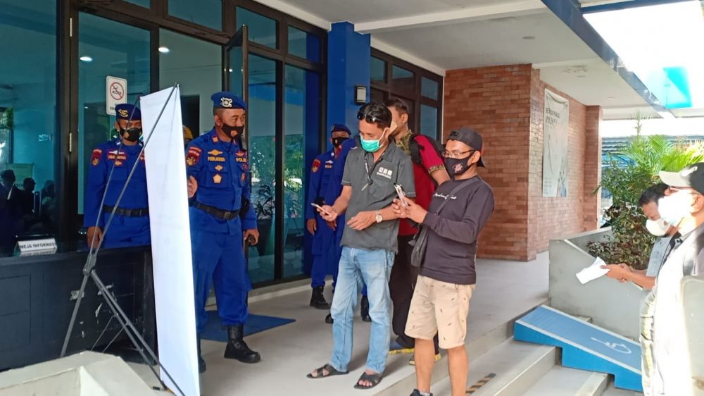 Satpolairud Polres Gresik saat sosialisasi penumpang kapal arah pulau Bawean