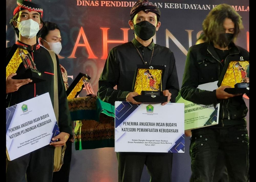 Ki Demang saat menerima penghargaan