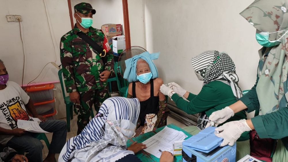 Babinsa Koramil Benjeng saat dampingi vaksin lansia