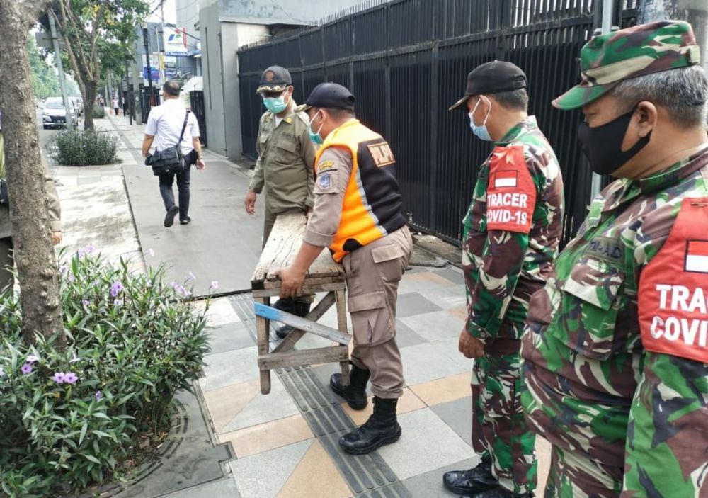 Babinsa Koramil Pabean Cantikan Lakukan Penertiban Pedagang Trotoar