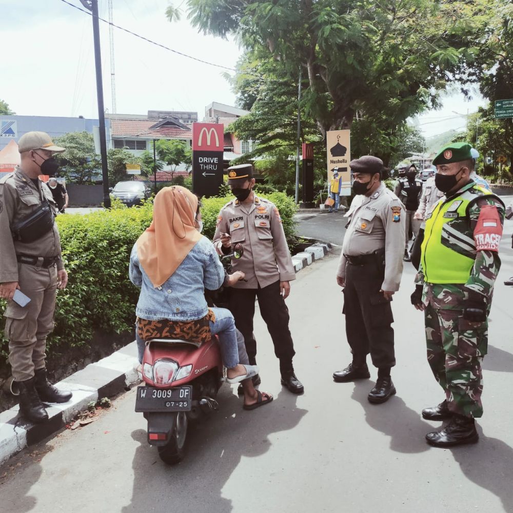 Polres Gresik terus gaungkan Prokes di Bundaran GKB