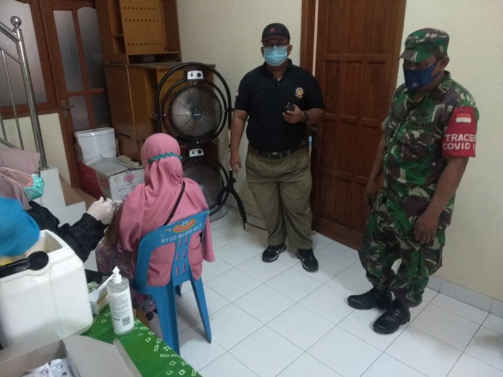 Babinsa Koramil Rungkut saat pantau wilayah binaan