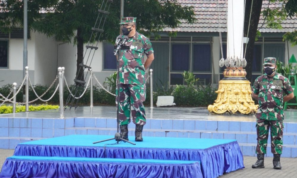 Danpuslatdiksarmil Kolonel Laut (P) Johanes Djanarko Wibowo sebagai pemimpin Apel gabungan