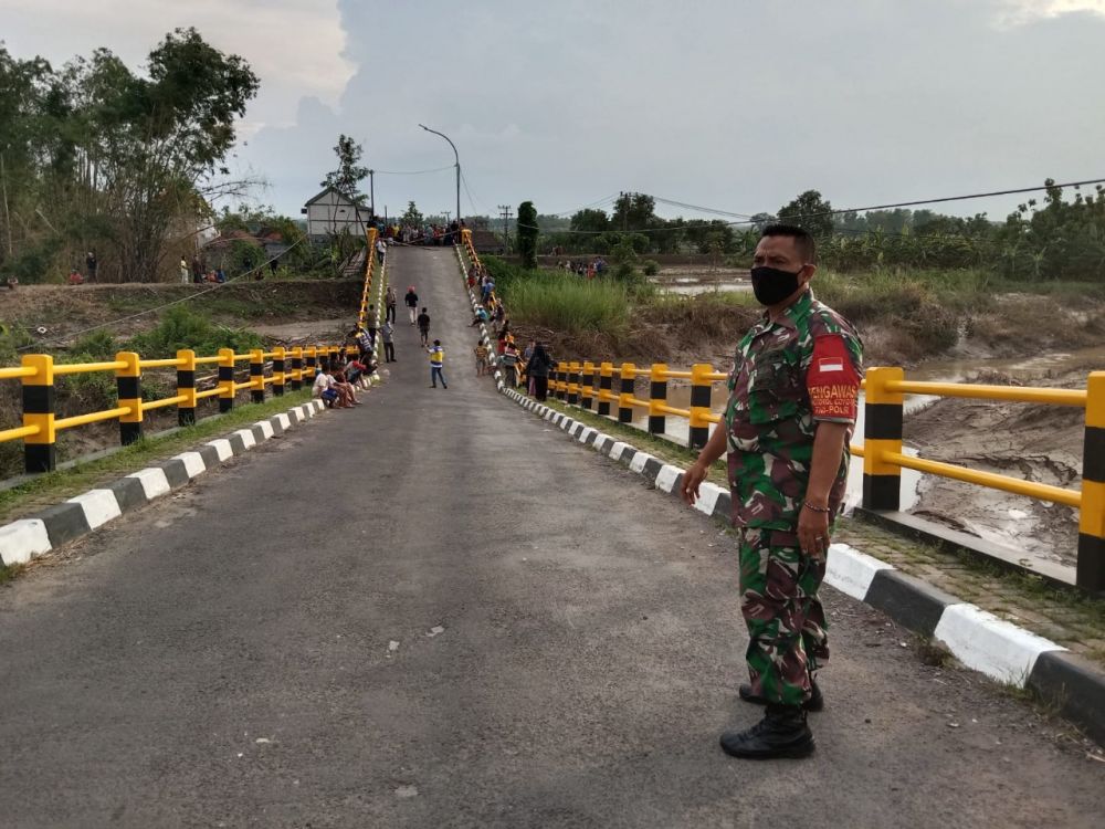 Babinsa Koramil 0817/10 Benjeng lakukan pengamanan jembatan kacangan Benjeng yang patah