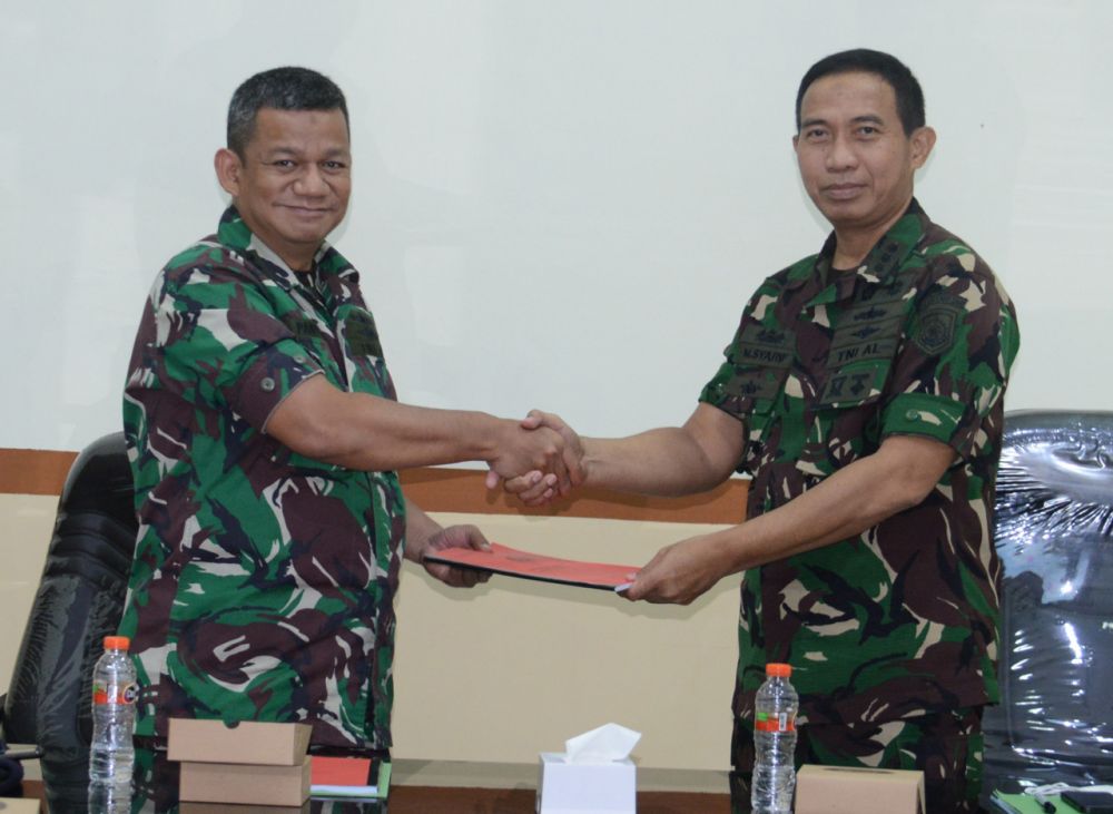 Danpusdiktek Kolonel Laut (T) Muh. Syarif dan calon pengganti Kolonel Laut (T) Panugrah Asyari