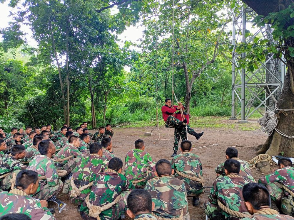 Siswa Dikko Marinir TNI AL Digembleng Free Climbing