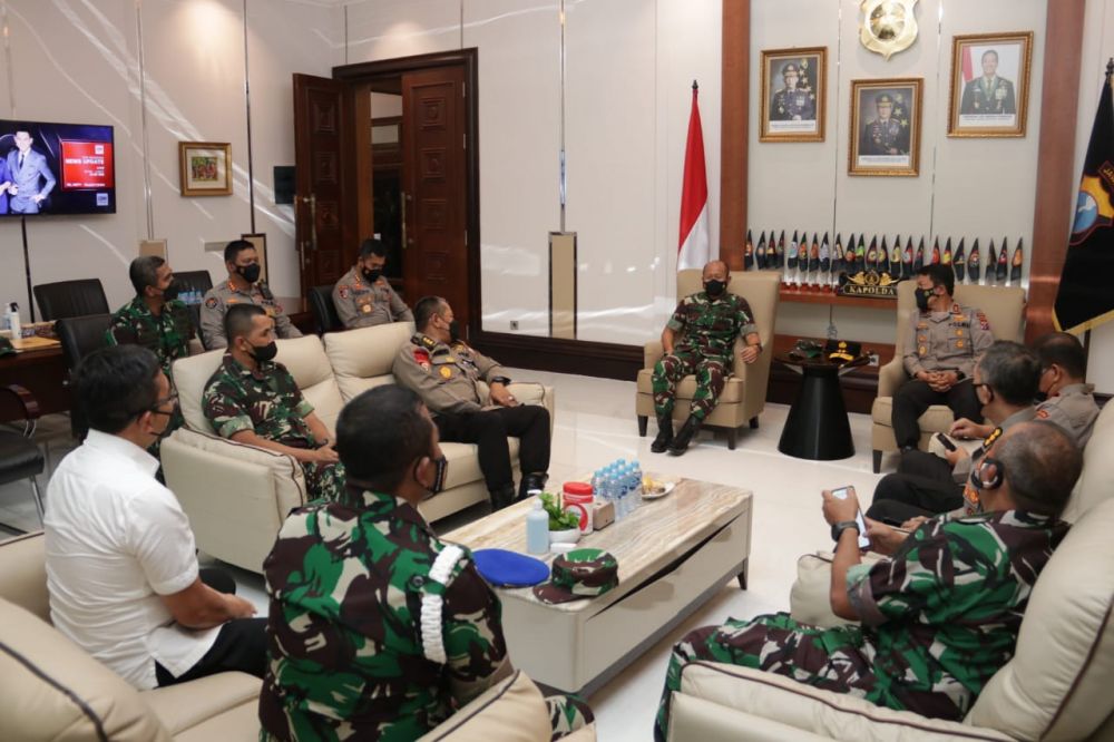 Kapolda Jatim Irjen Pol Dr Nico Afinta saat menerima kunjungan Pangdam V Brawijaya Mayjen TNI Nurchahyanto jalin silaturahmi TNI-Polri