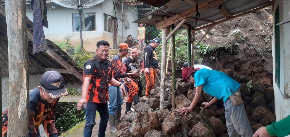 Rumah korban bencana tanah longsor yang sedang di bersihkan oleh warga dan Ormas PP Buahdua
