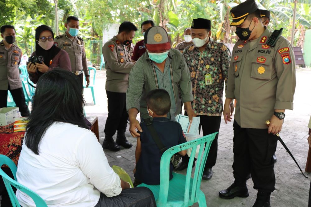 Kapolres Gresik AKBP Mochamad Nur Azis saat memberikan semangat peserta Vaksin