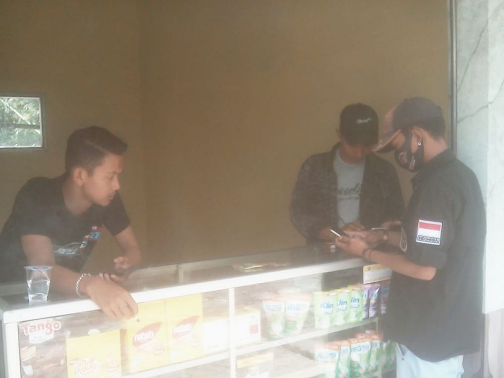 Tampak Rio dan Dul atau Dun saat berada di toko yang diduga menjual obat ilegal