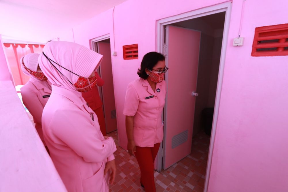 Pengurus YKB Jatim saat meresmikan pembangunan MCK di Bangkalan 