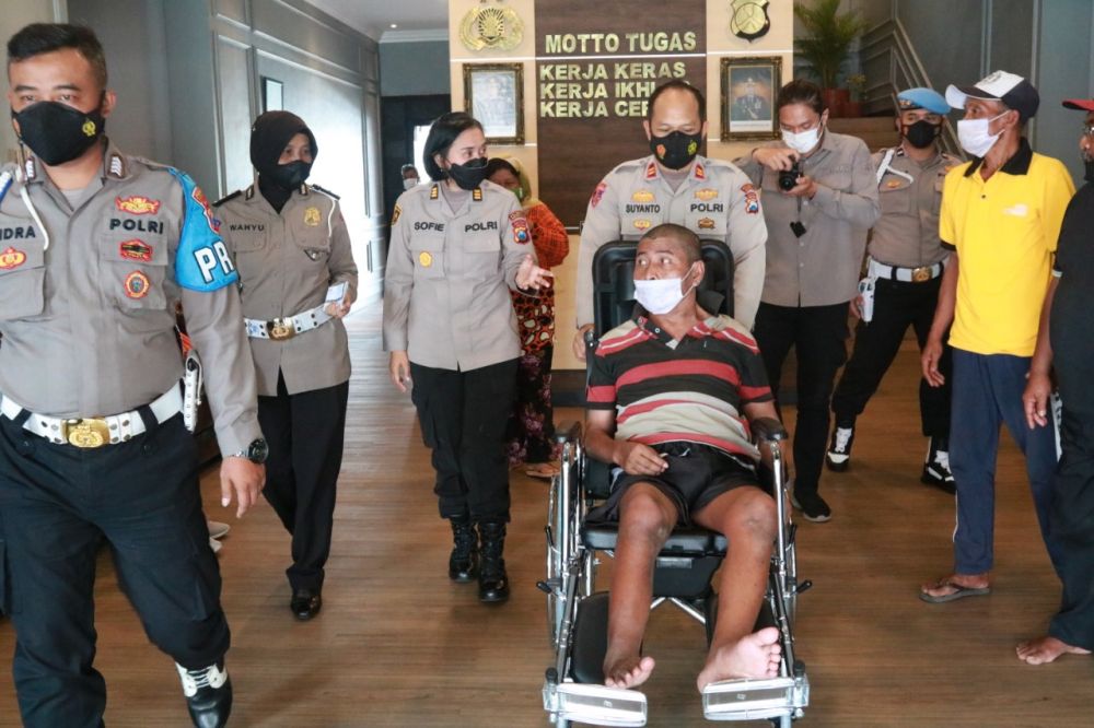 Kapolresta Malang Kota AKBP Budi Hermanto beri bantuan Kursi Roda ke warga Disabilitas