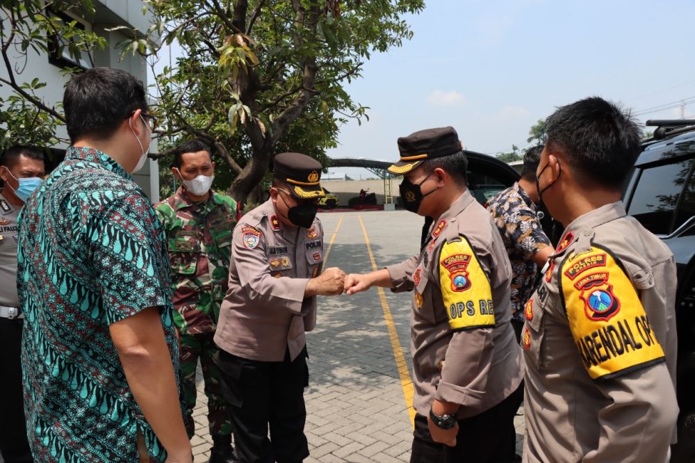 Kapolres Gresik AKBP Mochamad Nur Azis saat tinjau vaksin di Driyorejo didampingi Kapolsek Driyorejo Kompol Junaedi