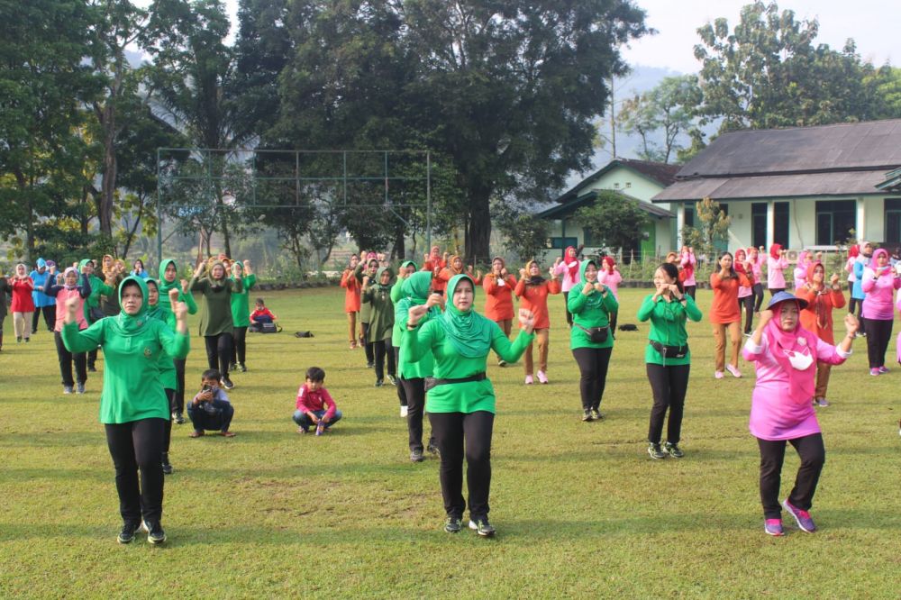 Tampak kegiatan olahraga senam bersama berlangsung di lapangan Makodim 0610 Sumedang.